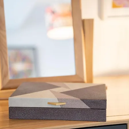 Modern In By Letmestay